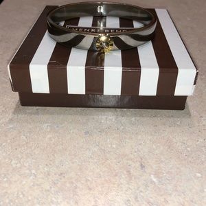 Henri Bendel - Clasp bangle